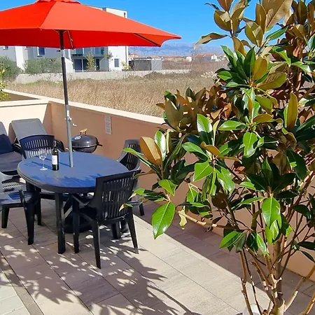 In Mit Terrasse, Garten Und Grill アパート