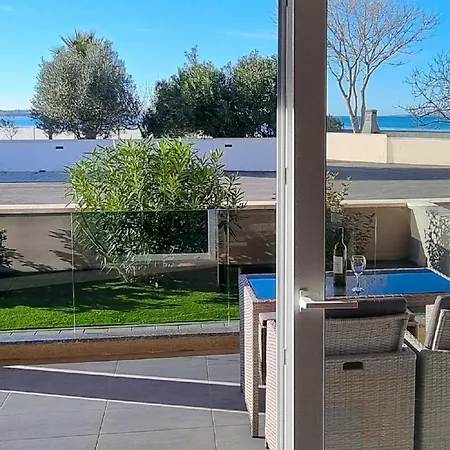 In Mit Terrasse, Garten Und Grill Nin