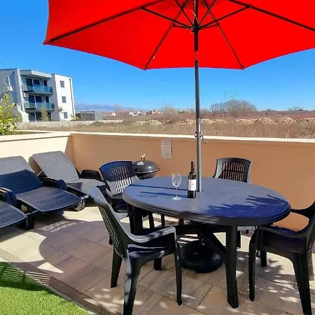 Apartment In Mit Terrasse, Garten Und Grill Nin