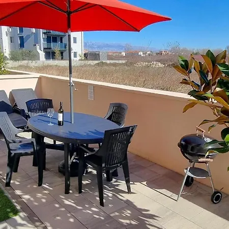 In Mit Terrasse, Garten Und Grill Nin