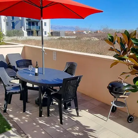 In Mit Terrasse, Garten Und Grill 아파트 닌